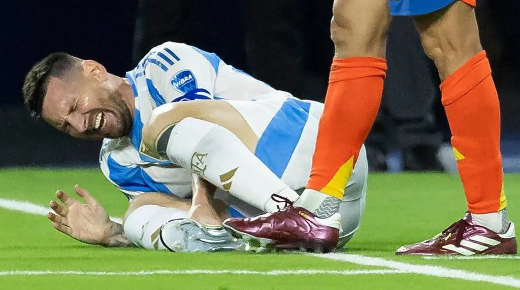 La lesión de Messi en la final de la Copa América. (Foto: Imago)