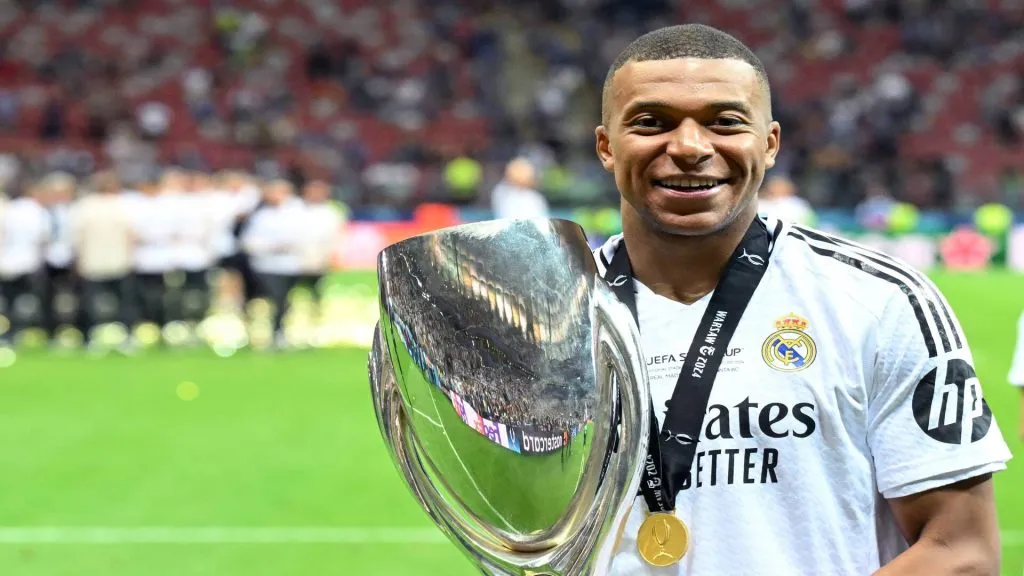 Kylian Mbappé celebrando la Supercopa de Europa, su primer título con el Real Madrid. (Imago)
