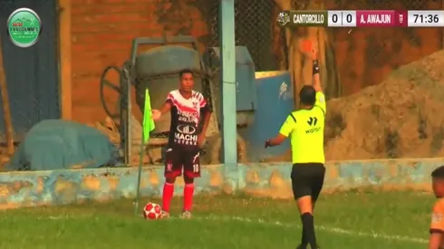 Futbolista es puso a miccionar a un lado y termina expulsado