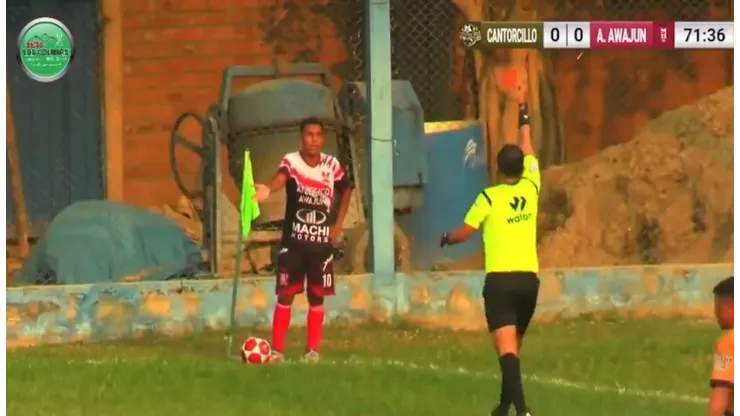 Futbolista es puso a miccionar a un lado y termina expulsado