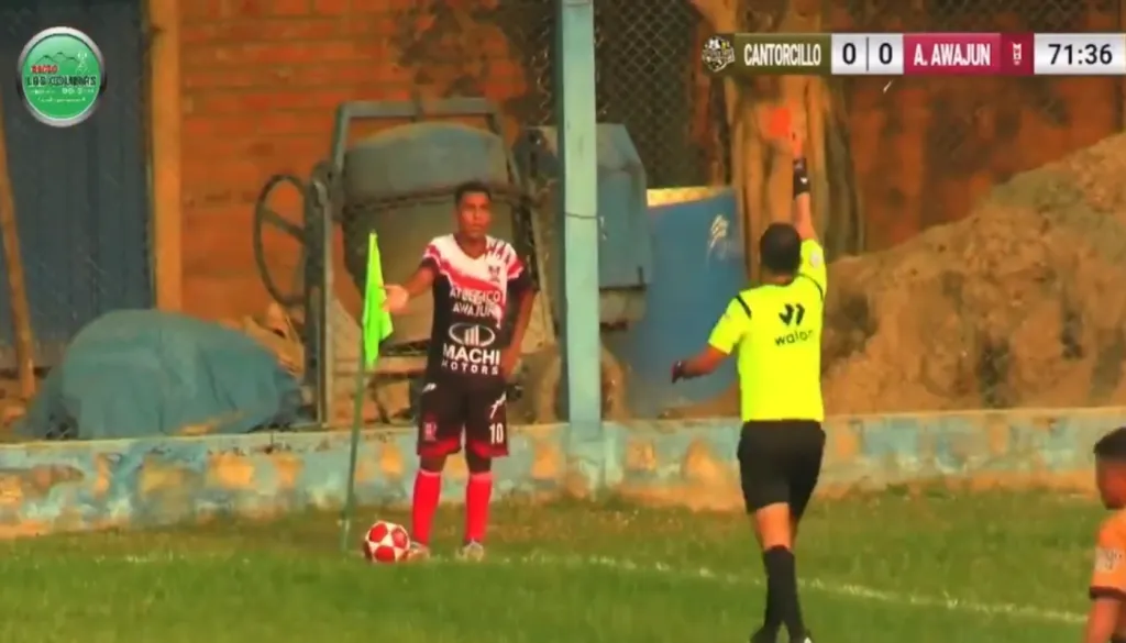 Preciso momento donde expulsan al jugador de Copa Perú. (Foto: Twitter).