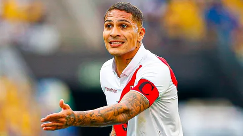 Paolo Guerrero jugando para Perú.