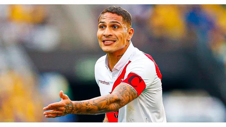 Paolo Guerrero jugando para Perú.