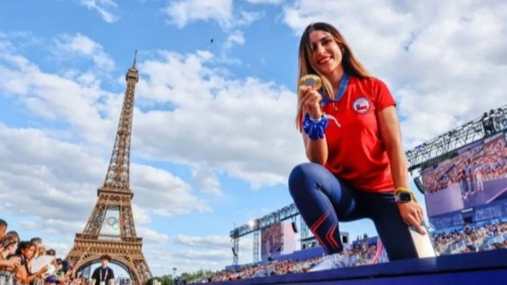 La tiradora festeja con su medalla dorada (Prensa JJOO)