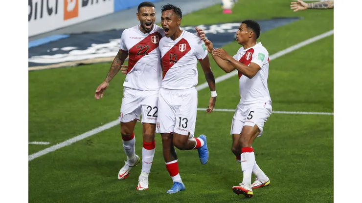 Renato Tapia presentado en su nuevo equipo y recibe críticas