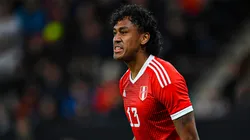 Renato Tapia jugando para Perú.