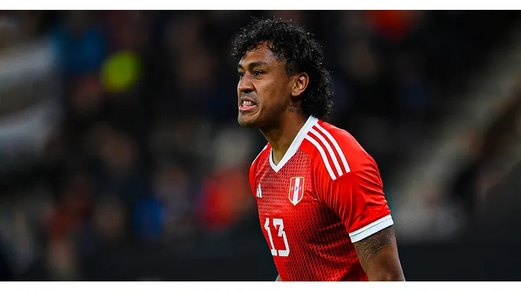 Renato Tapia jugando para Perú.