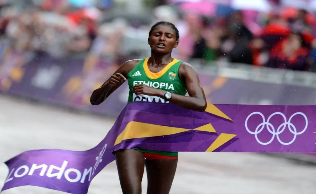 Tiki Gelana al momento de cruzar la meta luego de correr la maratón de los Juegos Olímpicos de Londres 2012. (Imago)