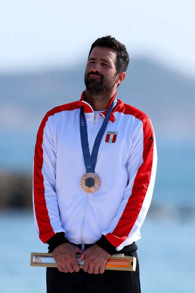 Stefano Peschiera con su medalla de bronce. (Foto: IMAGO).