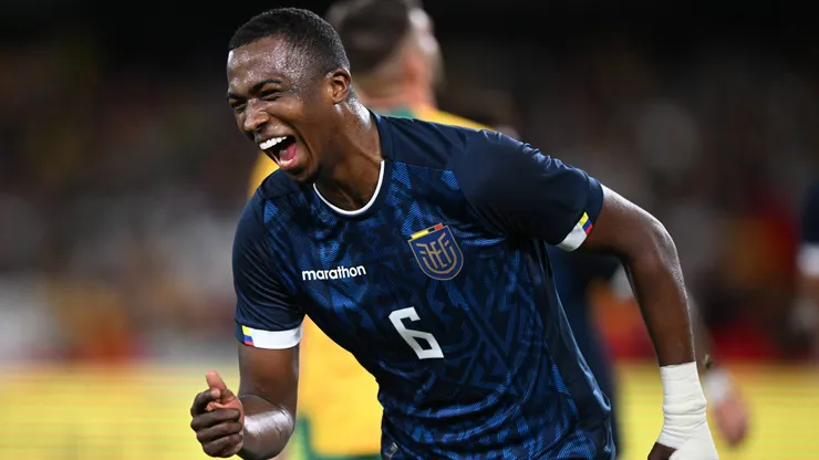 William Pacho recibió la oferta de un gigante de Inglaterra.