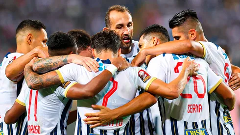 El plantel de Alianza Lima festejando el triunfo.