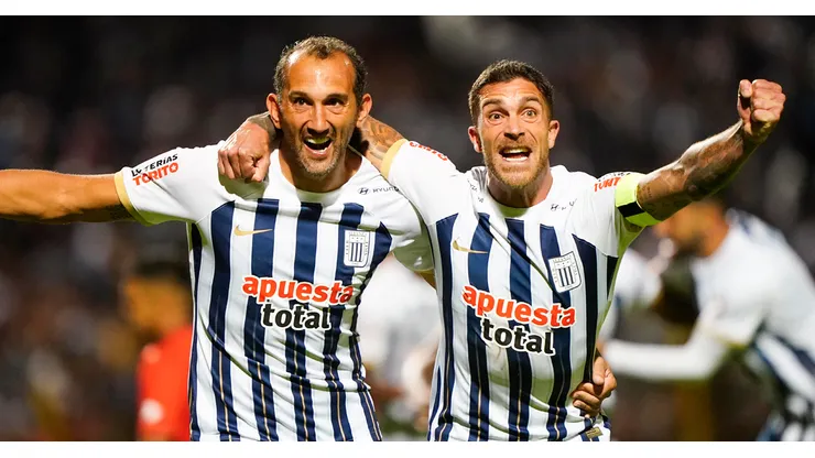 Hernán Barcos y Adrián Arregui jugando para Alianza Lima.