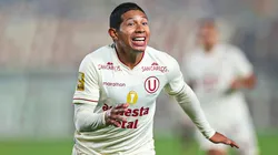 Edison Flores jugando para Universitario de Perú.