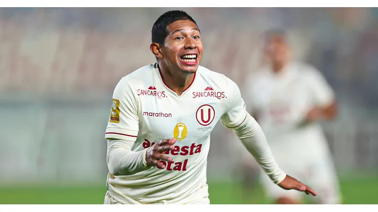 Edison Flores jugando para Universitario de Perú.