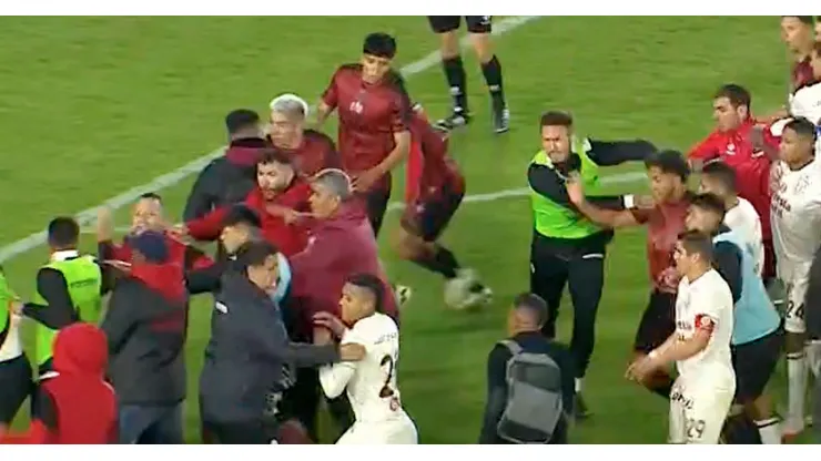Pelea entre Universitario vs. Melgar.