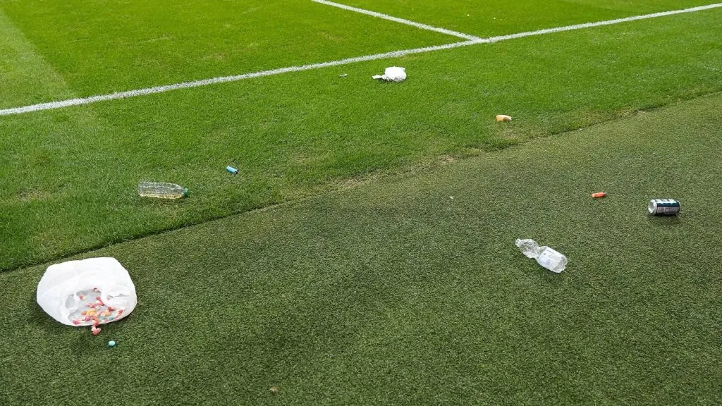 Algunos de los objetos lanzados a Courtois anoche en el derbi: IMAGO