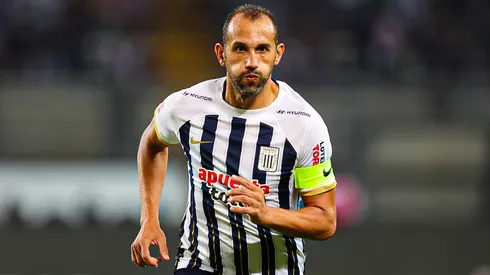 Hernán Barcos jugando para Alianza Lima.