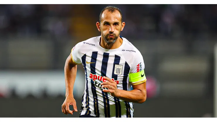 Hernán Barcos jugando para Alianza Lima.