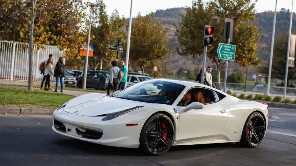 Una increíble Ferrari blanca, parte de la colección (APfotografías)