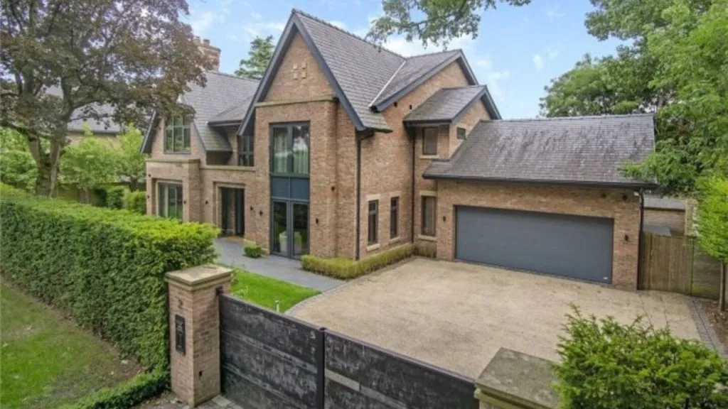 Una mansión dentro de un barrio residencial (Jackson Stops)