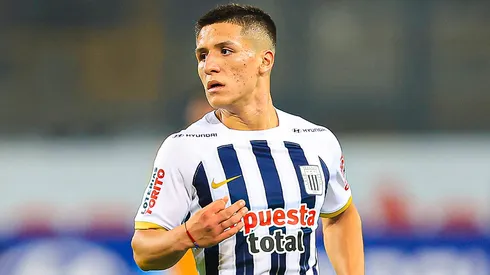 Catriel Cabellos jugando para Alianza Lima.