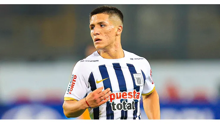 Catriel Cabellos jugando para Alianza Lima.