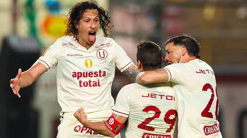 El plantel de Universitario festejando un gol en la Liga 1 de Perú.