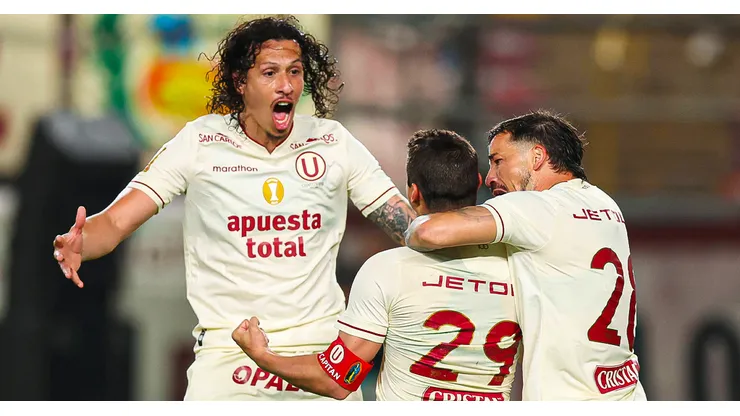 El plantel de Universitario festejando un gol en la Liga 1 de Perú.
