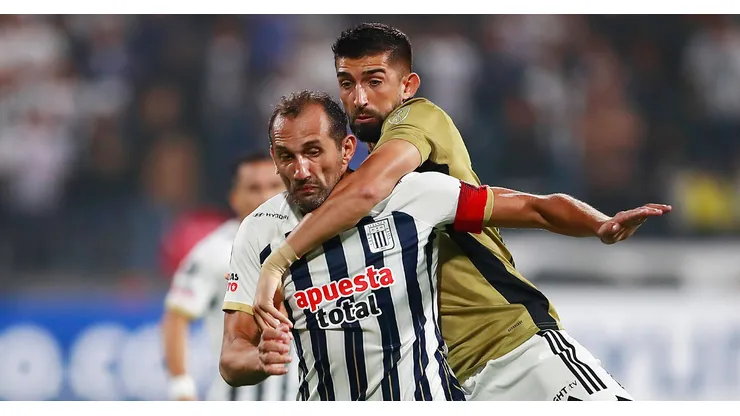 Alianza Lima jugando ante Colo Colo en la Copa Libertadores 2024.