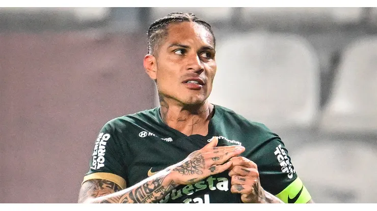 Paolo Guerrero festejando su primer gol con Alianza Lima.