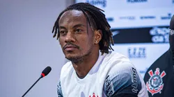 André Carrillo durante su presentación oficial en Corinthians.