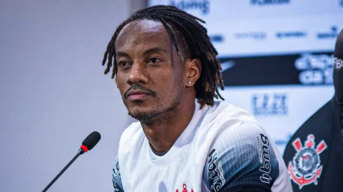 André Carrillo durante su presentación oficial en Corinthians.