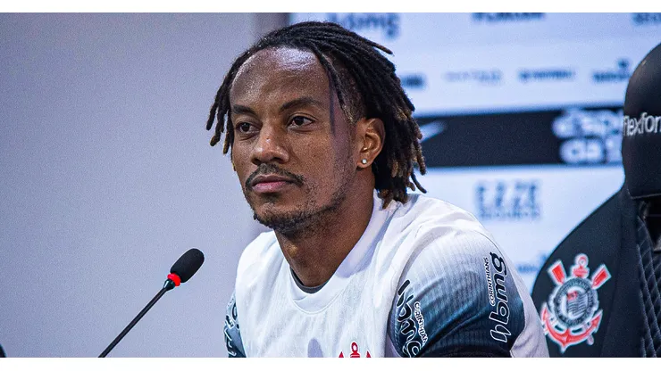 André Carrillo durante su presentación oficial en Corinthians.