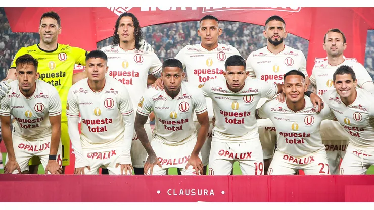 El plantel de Universitario antes de jugar en el Monumental.