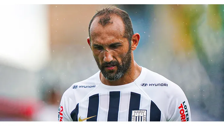 Hernán Barcos jugando para Alianza Lima.
