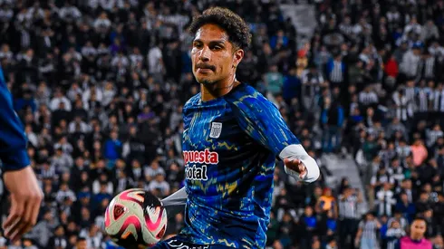 Paolo Guerrero jugando con Alianza Lima.