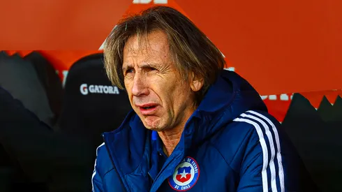 Ricardo Gareca observando a la Selección de Chile en su cotejo ante la Selección de Bolivia.