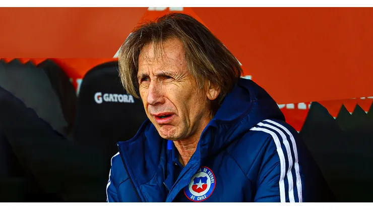 Ricardo Gareca observando a la Selección de Chile en su cotejo ante la Selección de Bolivia.