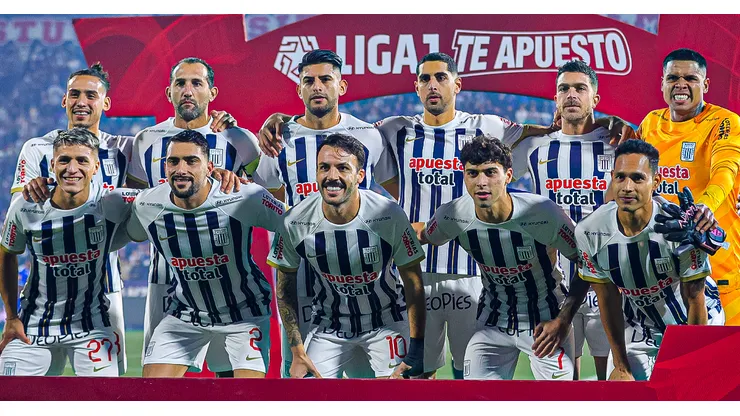 El once de Alianza Lima formándose para la foto oficial.