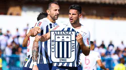 Hernán Barcos y Carlos Zambrano jugando para Alianza Lima.