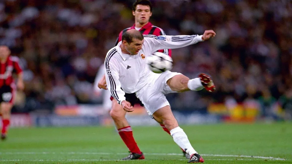 Zinedine Zidane al momento de impactar la histórica volea en la final de la Champions League 2002. (Imago)