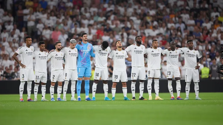 Emotivo minuto de silencio en el Bernabéu por Sven Goran Eriksson y Juan Izquierdo.