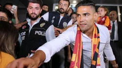 Radamel Falcao escoltado a su llegada a Estambul.