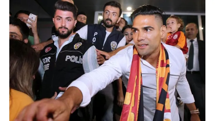 Radamel Falcao escoltado a su llegada a Estambul.