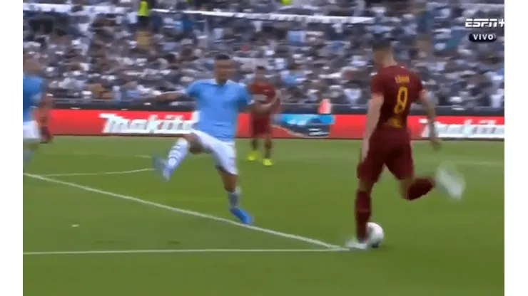Dzeko le apuntó a la mano del rival, ganó el penal y Kolarov cambió por gol