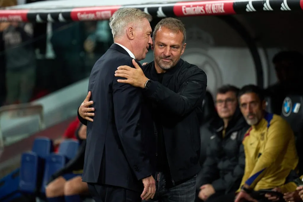 Hansi Flick con Carlo Ancelotti en el Estadio Santiago Bernabéu.