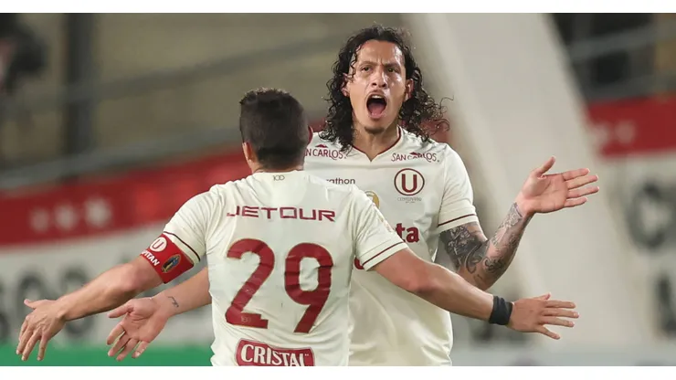 Universitario en el fútbol de Perú.