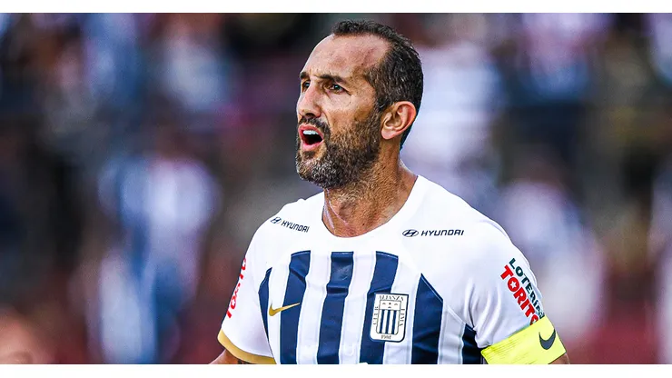 Hernán Barcos jugando con la camiseta de Alianza Lima.