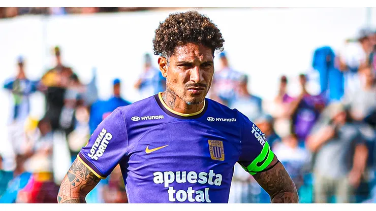 Paolo Guerrero jugando para Alianza Lima.
