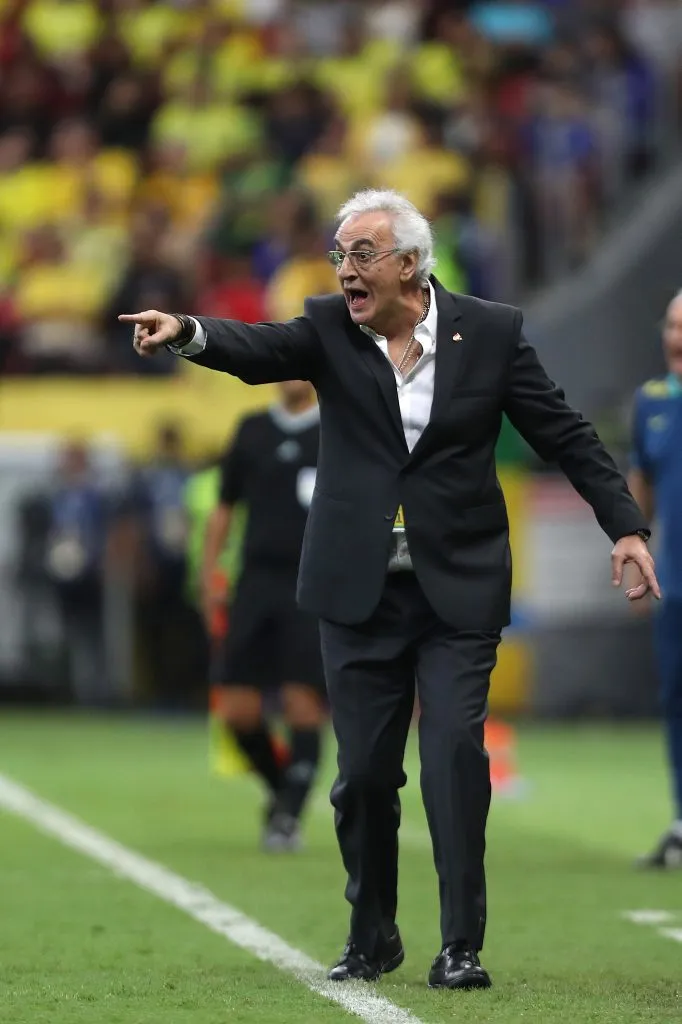 Jorge Fossati dirigiendo contra la Selección Brasileña. (Foto: Getty).